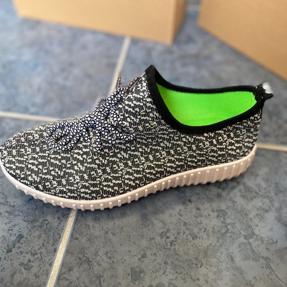 Sneakers - Picture 3 of 9